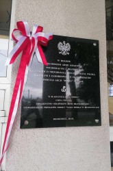 GMINNA UROCZYSTOŚĆ ODSŁONIĘCIA TABLICY PAMIECI W HOŁDZIE ŻOŁNIERZOM ARMII KRAJOWEJ 